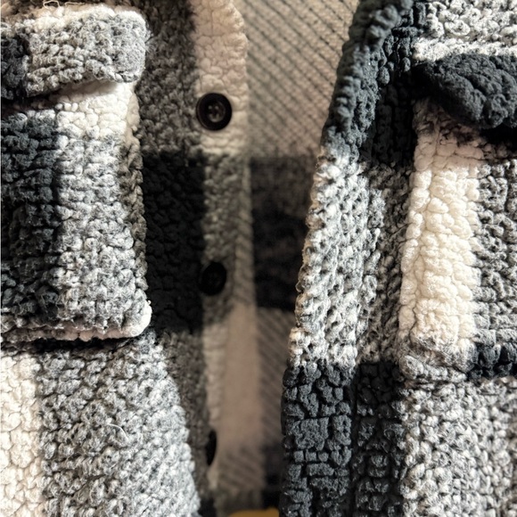 Blush Mark Plaid Sherpa Cropped Jacket • Cozy Shacket • Size L - Picture 2 of 5